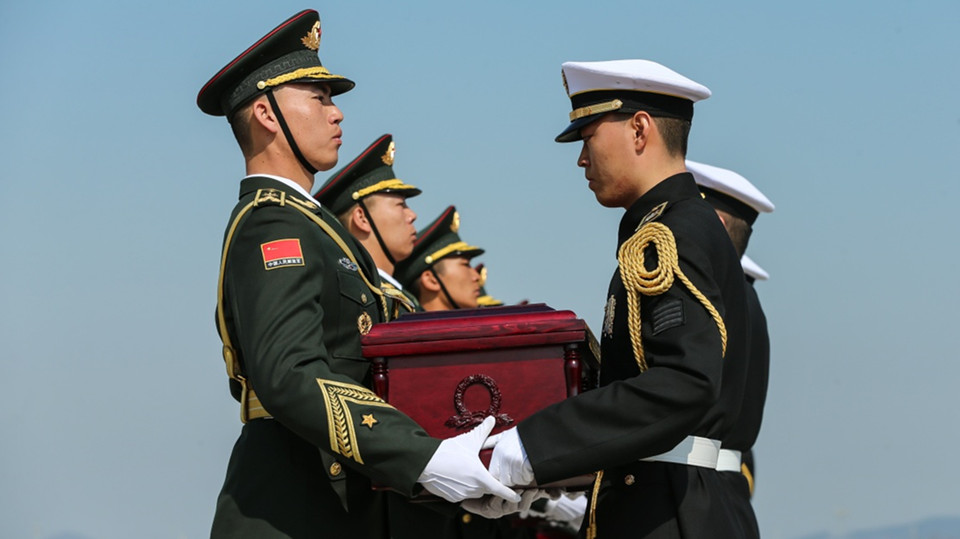 中韓雙方交接第六批在韓志愿軍烈士遺骸