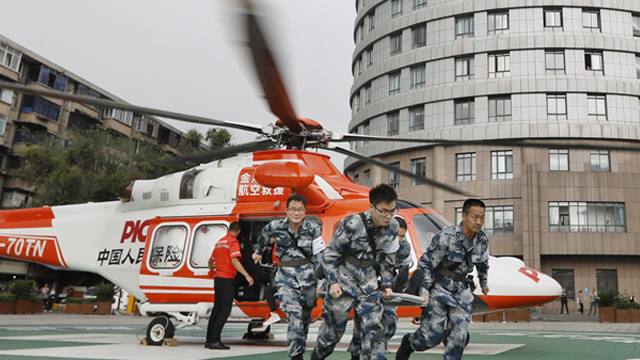 西部戰(zhàn)區(qū)空軍首次開展軍民聯(lián)合空運醫(yī)療救護演練