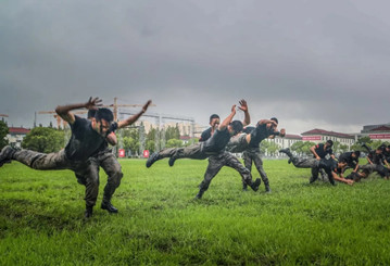 張張是大片！這場雨中練兵太酷了！