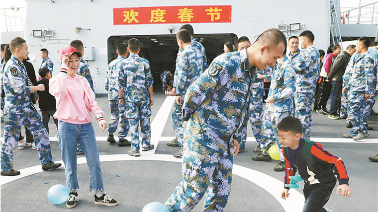 揣著溫情出征！南部戰(zhàn)區(qū)海軍某船提前過年，軍屬上船話團圓