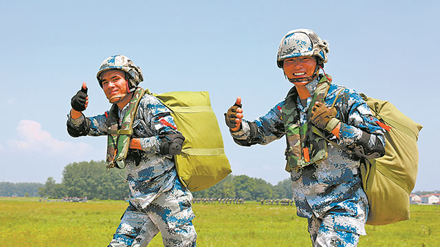 傘花綻放！空降兵某旅組織春季入伍新兵首次進(jìn)行跳傘訓(xùn)練