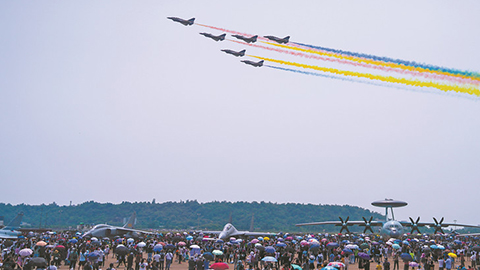 第13屆中國航展首個公眾開放日:“空軍藍(lán)”致敬“中國紅”