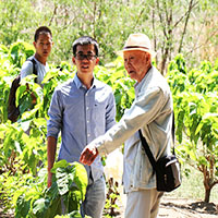 88歲深入天山采集，90歲堅(jiān)持在研究一線，他是“高擎火把的引路人”