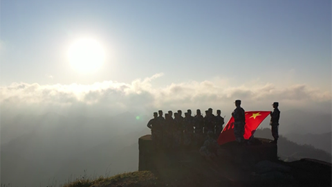 空軍官兵致敬偉大祖國：守衛(wèi)歲月安好，捍衛(wèi)每寸山河