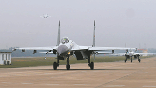 鏖戰(zhàn)云端！海軍航空兵某旅空中對抗訓(xùn)練拉開戰(zhàn)幕