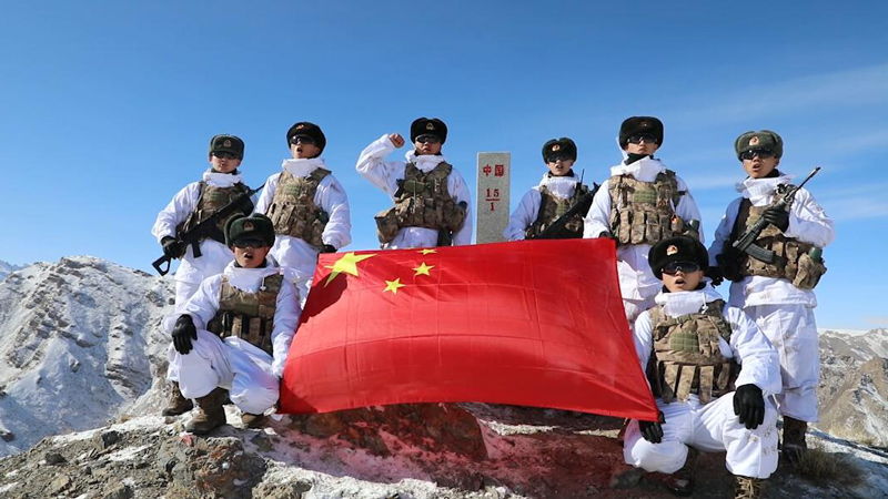 新春走軍營丨中吉15號界碑前，新兵接過鋼槍！