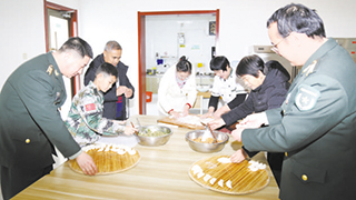 維和烈士家人到軍營“團(tuán)圓”