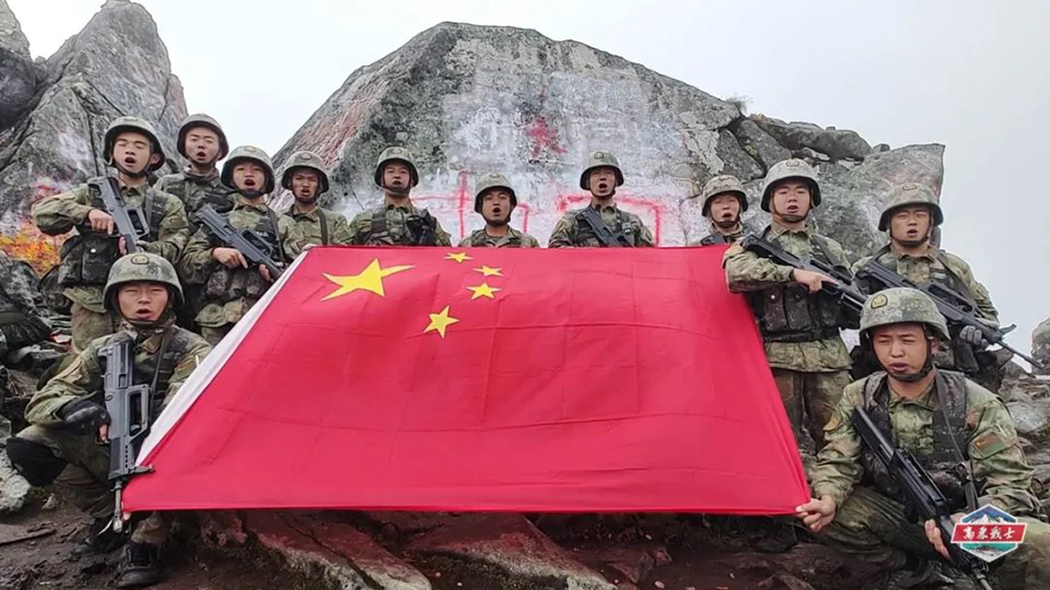 迎國慶，守平安！邊防官兵在巡邏戰(zhàn)位為祖國慶生