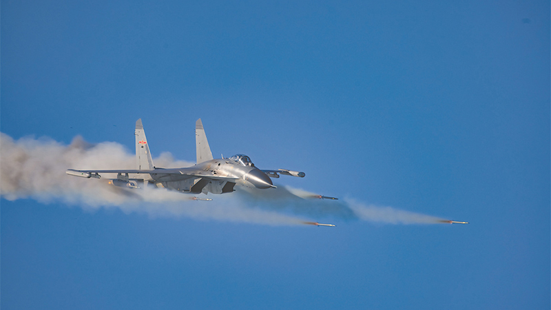 空軍航空兵某旅新飛行員實彈射擊訓(xùn)練：雛鷹出擊 呼嘯云天