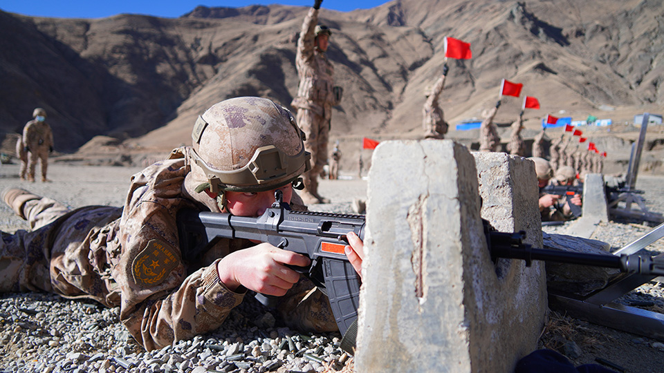 新春走軍營丨西藏軍區(qū)某旅組織實彈射擊考核