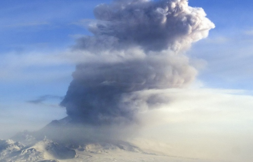 俄舍維留奇火山噴發(fā)火山灰柱沖至萬米影響航班