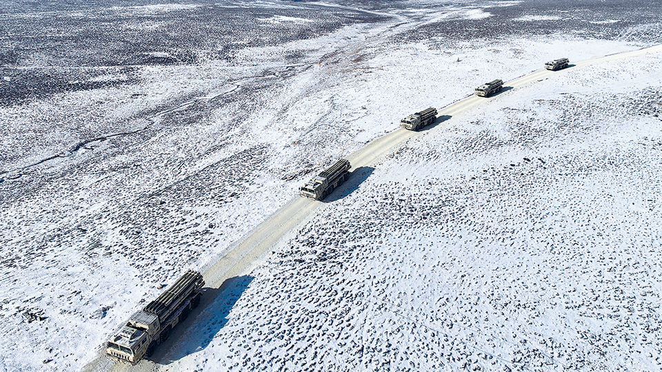 戰(zhàn)車馳騁雪原——陸軍某旅實戰(zhàn)化訓(xùn)練影像