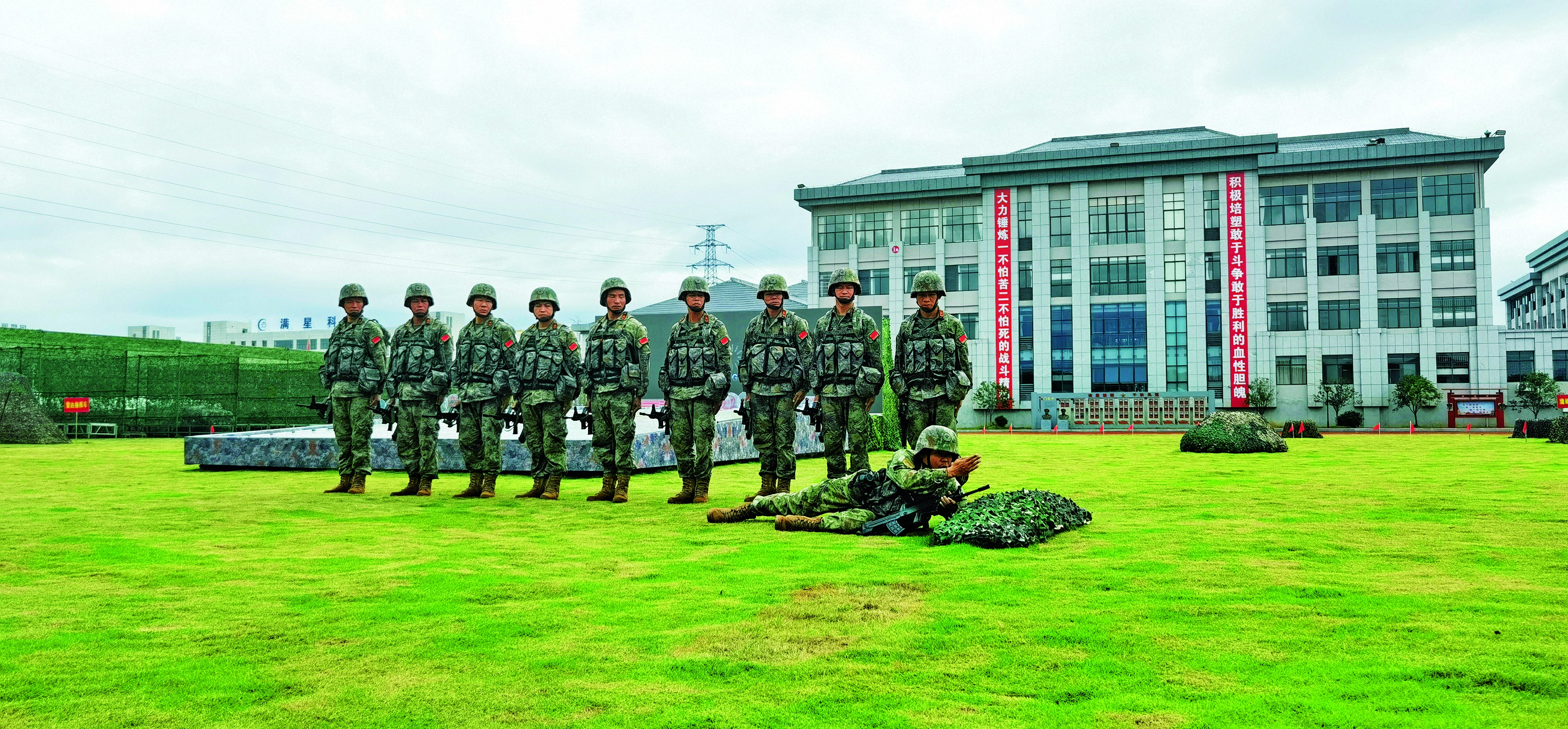 江西省贛州軍分區(qū)組織民兵單兵戰(zhàn)術(shù)基礎(chǔ)科目教學(xué)，劉德超攝