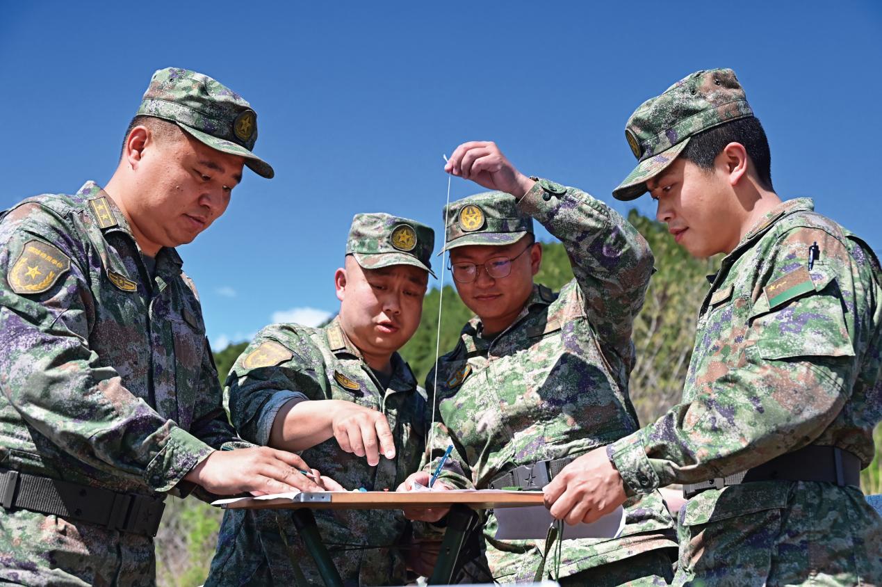 _軍分區(qū)組織全區(qū)軍官、文職人員開展野外識圖用圖訓練 (1)