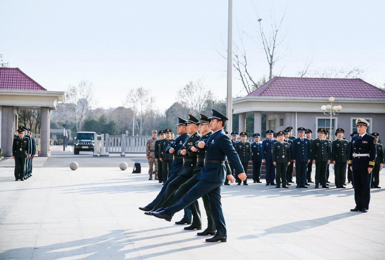 淮北軍分區(qū)組織所屬官兵、文職人員進(jìn)行隊列會操。（攝影 郭林）