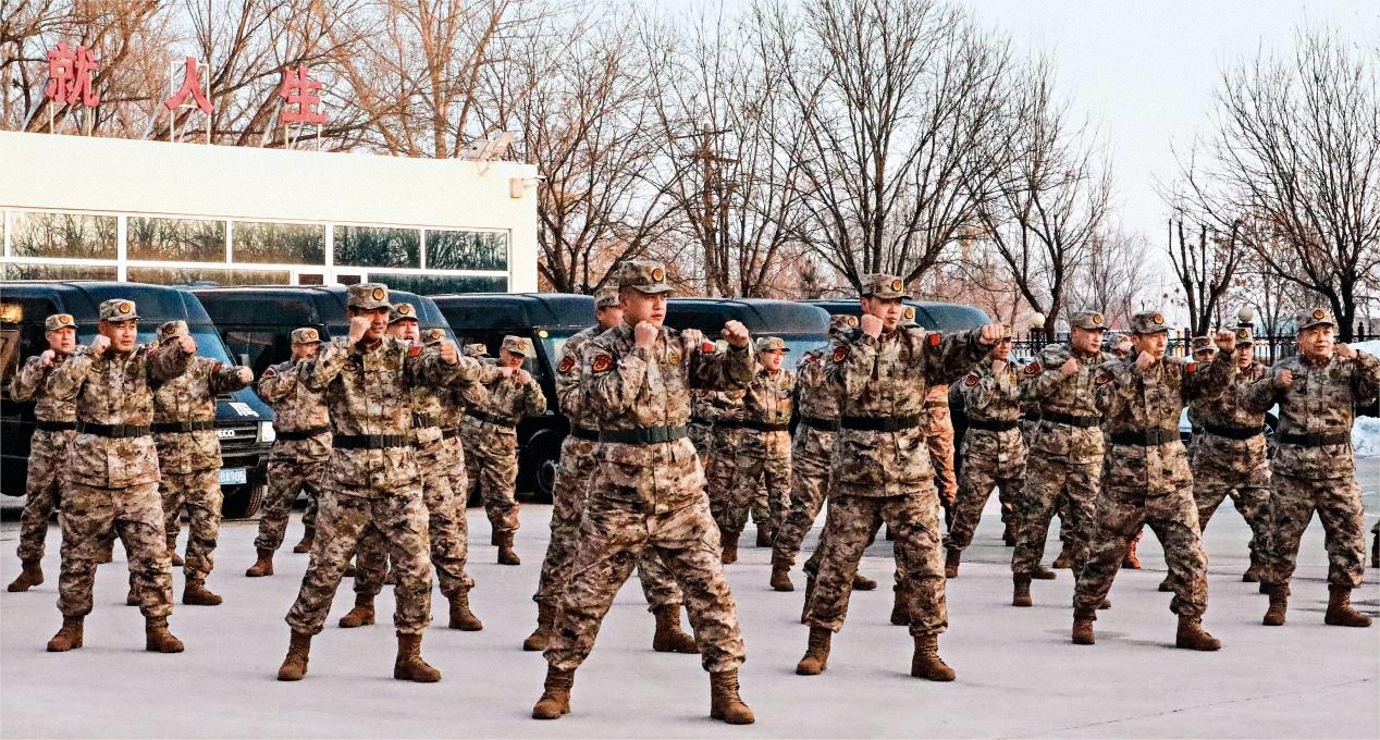 忻府區(qū)人武部組織民兵應(yīng)急分隊(duì)進(jìn)行基礎(chǔ)課目訓(xùn)練（攝影李江）