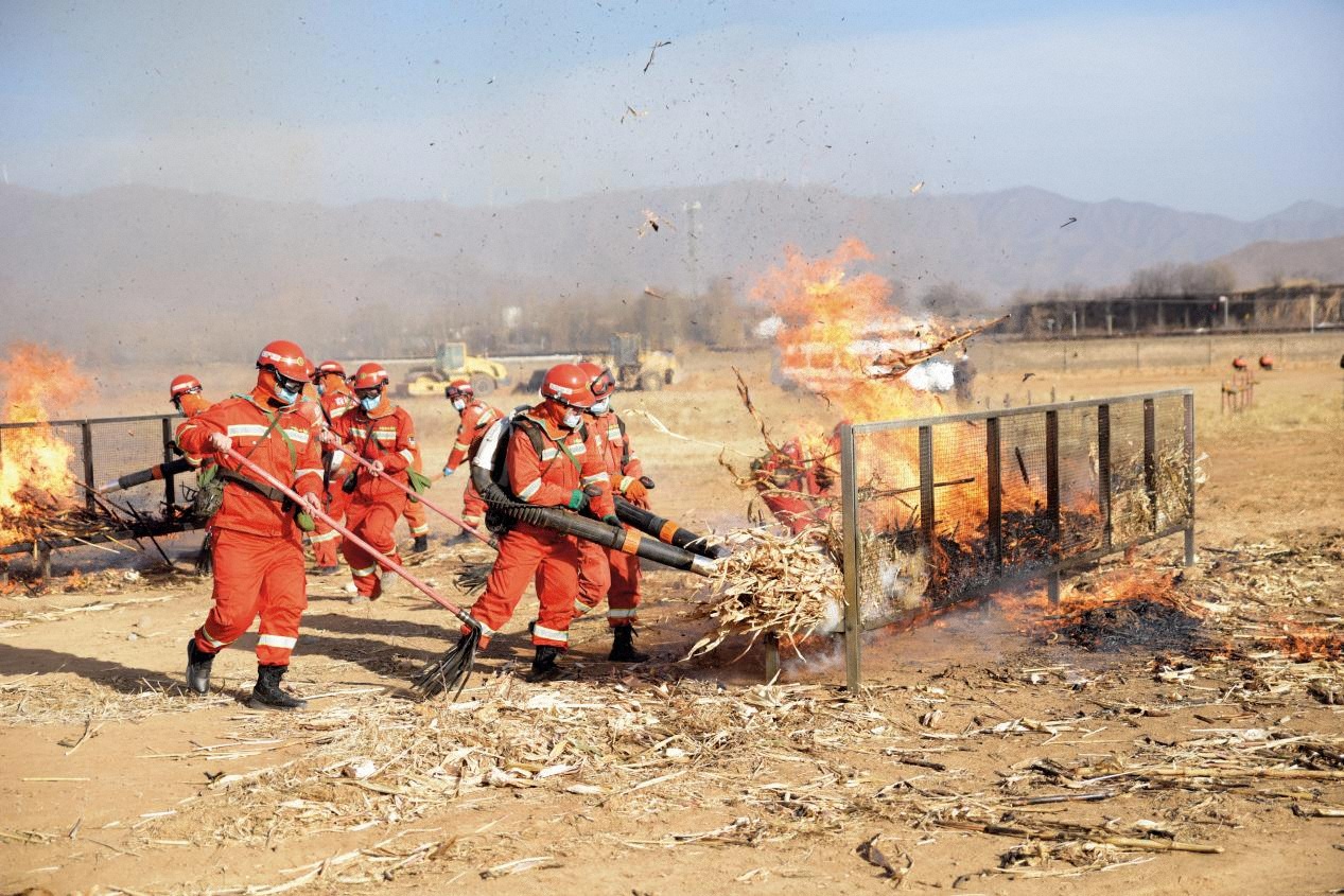 五臺縣人武部組織民兵分隊(duì)進(jìn)行滅火演練