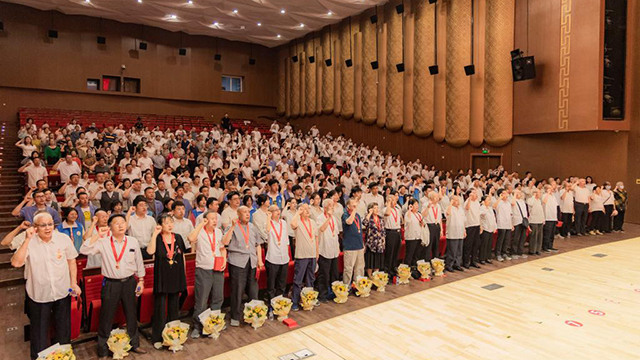 半個世紀的榮光在胸前閃耀——吉林省“光榮在黨50年”紀念章頒發(fā)活動掃描